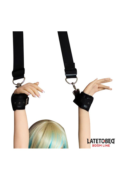 Türschaukel mit Nylon-Fesseln und Neopren-Handschellen - Positionierungsmeister 2