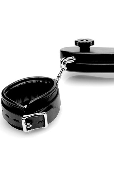 Extreme Humbler mit Fußfesseln - Ball Crusher 3